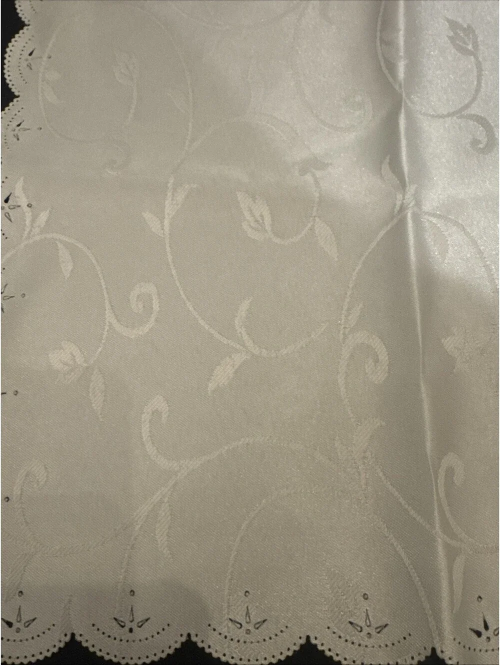 Vintage Set Of 4 Luncheon Napkins With Cutout Design And Scalloped Edge 14”